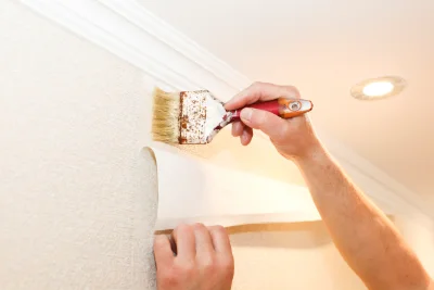 Pose de papier peint au Breil-sur-Mérize — revêtements muraux et toiles de verre